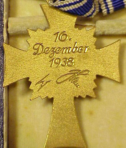 Cased 1st Class Gold Mothers Cross