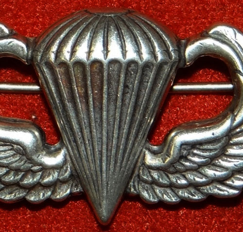 WW II Sterling "PARACHUTIST QULIFICATION" Pin Back Badge by "LGB"