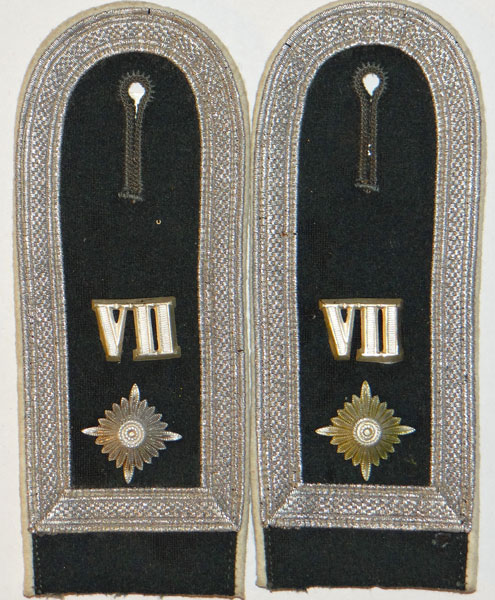 Army Oberleutnant of Artillery Troops Shoulder Boards