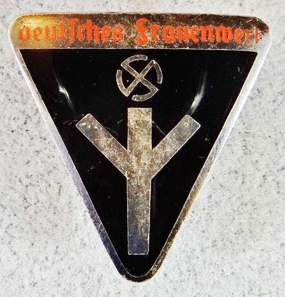 Deutsche Frauenwerk Enamel Member's Badge