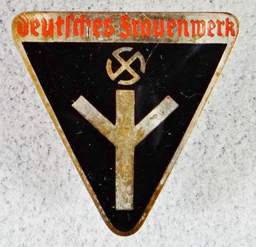 Deutsche Frauenwerk Enamel Member's Badge