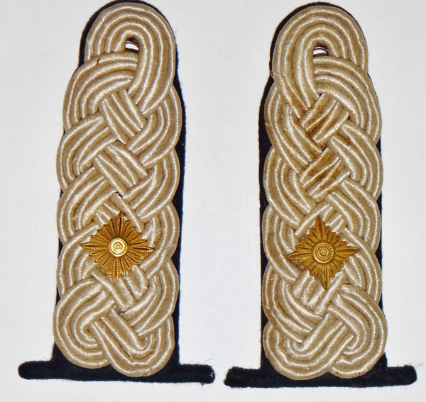 Kriegsmarine "Fregattenkapitan" Shoulder Boards Kriegsmarine "Fregattenkapitan" Shoulder Boards
