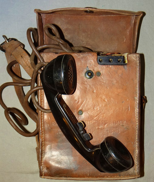 WW II U.S. Field Telephone Type EE-8-B