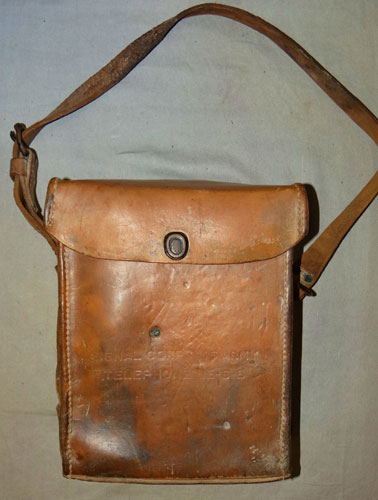 WW II U.S. Field Telephone Type EE-8-B